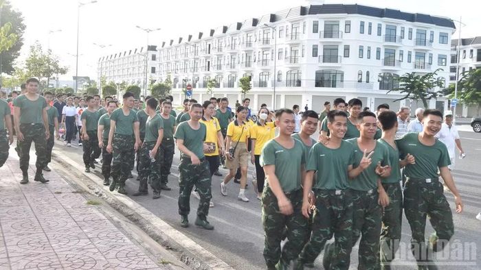 Lực lượng vũ trang đi bộ tại chương trình.