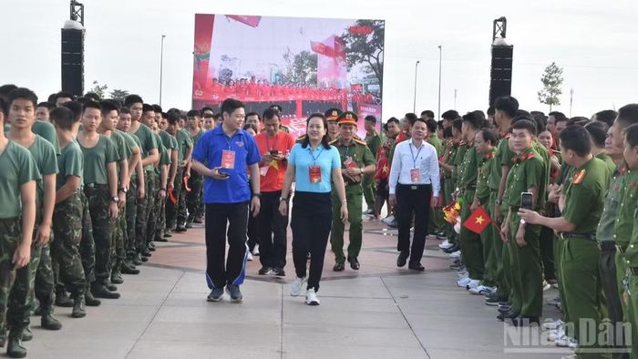 Đại biểu tỉnh Đồng Tháp ra vị trí xuất phát đi bộ.