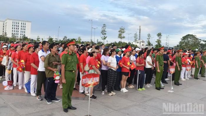 Các đoàn chuẩn bị đi bộ sau lễ chào cờ.