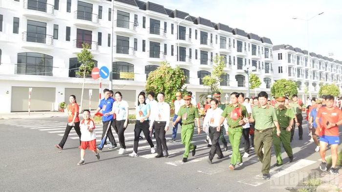 Đoàn người đi bộ chuẩn bị tiến về con đường ở phường Đạo Thạnh có đông dân cư.