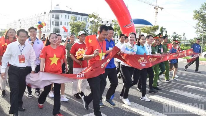 Đoàn tỉnh Đồng Tháp đi bộ về đích.