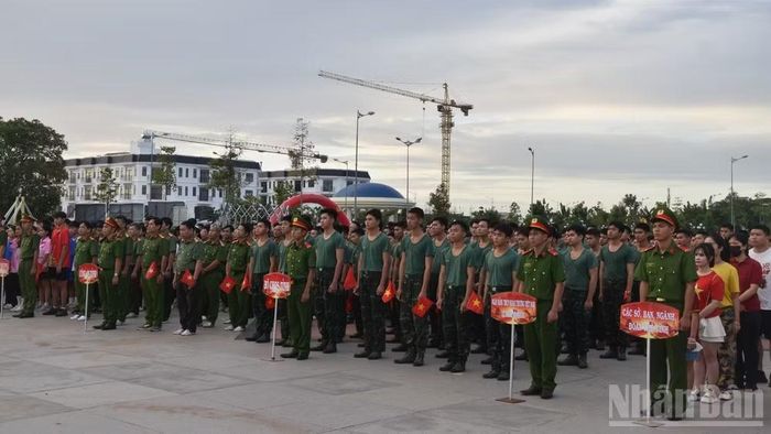 Lực lượng vũ trang đứng trang nghiêm chuẩn bị cho chương trình.