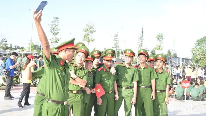 Khoảnh khắc các chiến sĩ Công an tỉnh Đồng Tháp chụp ảnh làm kỷ niệm tại chương trình.