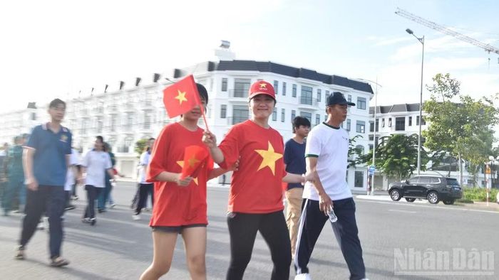 Đi bộ hưởng ứng chương trình.