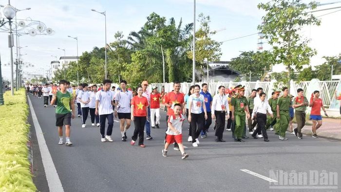 Chương trình đi bộ "Cùng Việt Nam tiến bước" tại tỉnh Đồng Tháp.