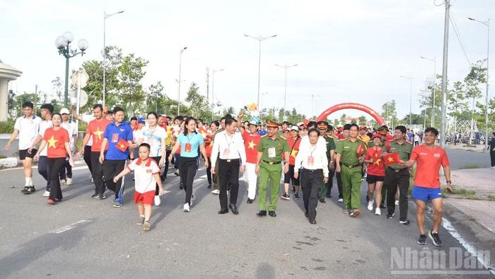 Đi bộ trong khuôn viên Quảng trường Hùng Vương.