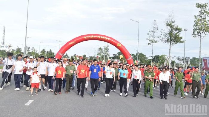 Những bước chân đầu tiên sau khi xuất phát đi bộ "Cùng Việt Nam tiến bước".