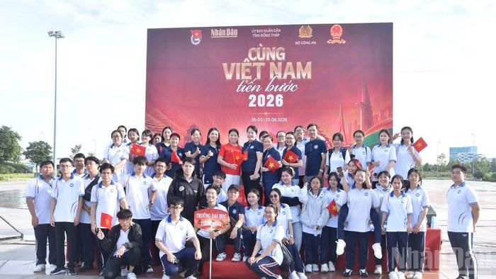 Đoàn Trường đại học Tiền Giang chụp ảnh lưu niệm tại chương trình.