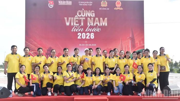 Các đoàn tham gia chụp ảnh lưu niệm tại chương trình.