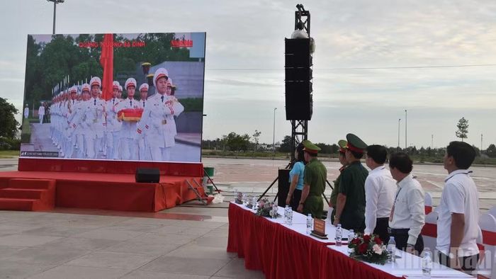 Đại biểu tại tỉnh Đồng Tháp chuẩn bị làm lễ chào cờ.