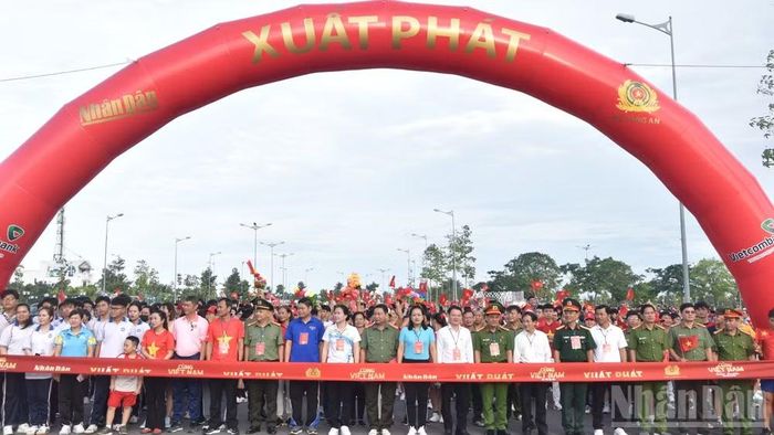 Đại biểu, cán bộ, chiến sĩ, công chức, viên chức, người lao động, sinh viên, học sinh, đoàn viên, thanh niên và nhân dân tỉnh Đồng Tháp chuẩn bị xuất phát.