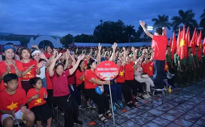Trong khi đợi khai mạc chương trình, mọi người cùng nhau hát vang bài hát kết đoàn. (Ảnh: MAI GIÁP)