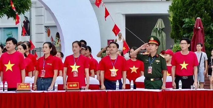 Đồng chí Lê Thành Đô cùng đại biểu các ngành thực hiện nghi thức chào cờ, hát Quốc ca. (Ảnh: LÊ LAN)