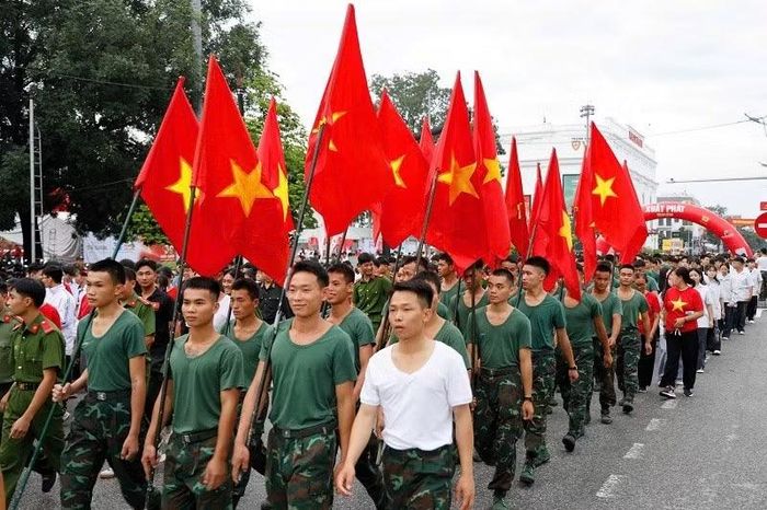 Chiến sĩ các lực lượng vũ trang tỉnh Điện Biên đi bộ hưởng ứng chương trình. (Ảnh: QUÀNG ĐẠT)