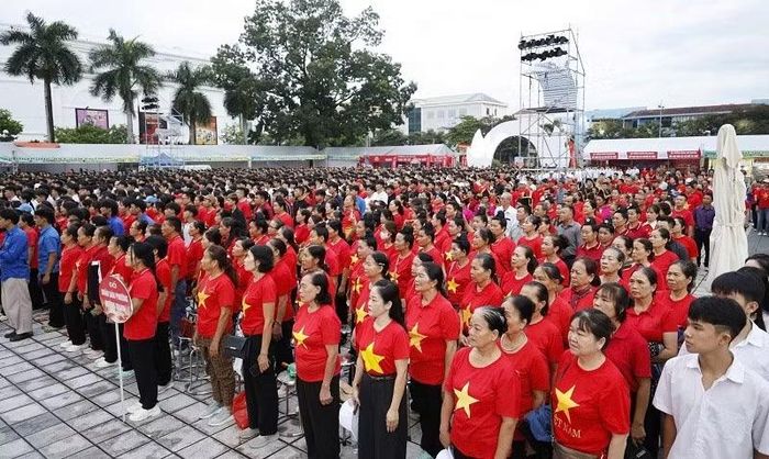 Chứng kiến Lễ thượng cờ tại Quảng trường Ba Đình Hà Nội và cùng nhau hát Quốc ca trong chương trình "Cùng Việt Nam tiến bước" là niềm tự hào chung của hàng nghìn người Điện Biên. (Ảnh: LÊ LAN)