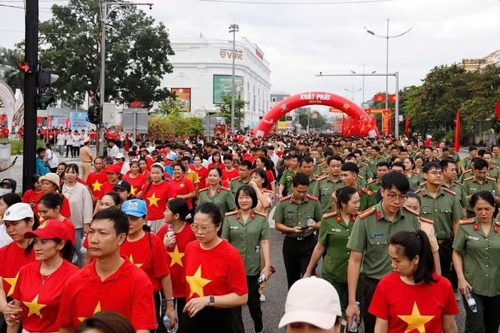 Cán bộ, nhân dân và chiến sĩ các lực lượng vũ trang tỉnh Điện Biên cùng sải bước trên đường Võ Nguyên Giáp trong chương trình "Cùng Việt Nam tiến bước". (Ảnh: QUÀNG ĐẠT)