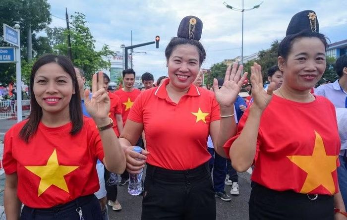 Nhân dân các dân tộc tỉnh Điện Biên hào hứng tham gia đi bộ hưởng ứng chương trình. (Ảnh: MAI GIÁP)
