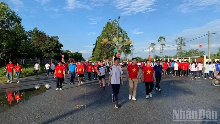 Người dân Cần Thơ tích cực đi bộ rèn luyện sức khỏe. (ẢNH: THANH TÂM)