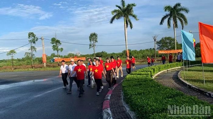Các đại biểu đi bộ hưởng ứng chương trình. (Ảnh: THANH TÂM)