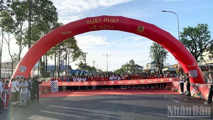 Đông đảo người dân Cần Thơ tham gia chương trình, chuẩn bị xuất phát. (Ảnh: THANH TÂM)