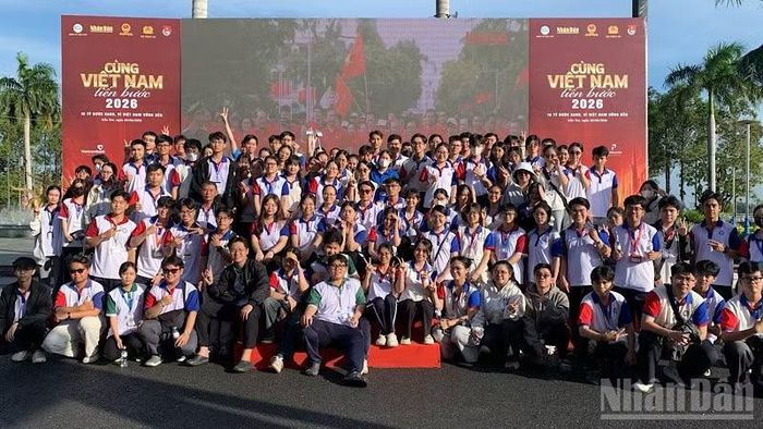 Các bạn sinh viên chụp ảnh lưu niệm tại chương trình. (ẢNH: THANH TÂM)