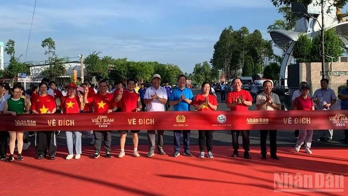 Các đại biểu hoàn thành quãng đường đi bộ. (Ảnh: THANH TÂM)