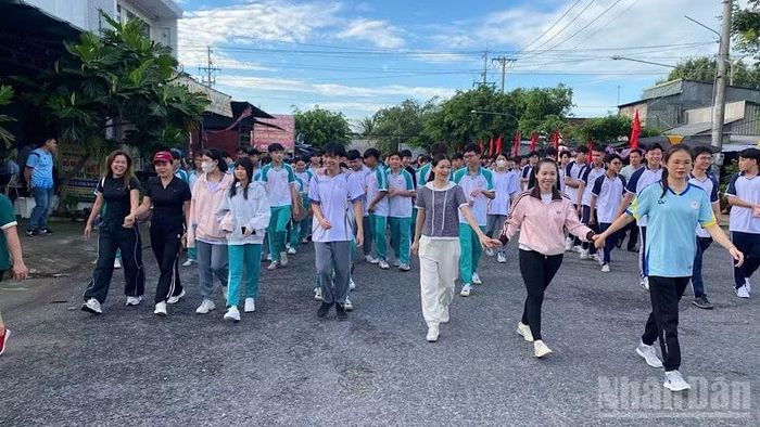 Người dân phường Trung Nhứt tham gia chương trình. (ẢNH: THANH TÂM)