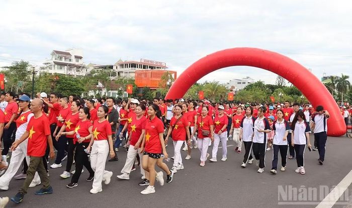 Sắc đỏ nhuộm cả tuyến đường Phạm Văn Đồng, phường Cẩm Thành, tỉnh Quảng Ngãi. (Ảnh: HIỂN CỪ)