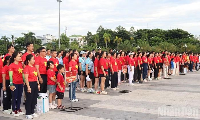 Triệu trái tim cùng hướng về Quảng trường Ba Đình lịch sử, đồng loạt hát Quốc ca trào dâng lòng tự hào dân tộc. (Ảnh: HIỂN CỪ)