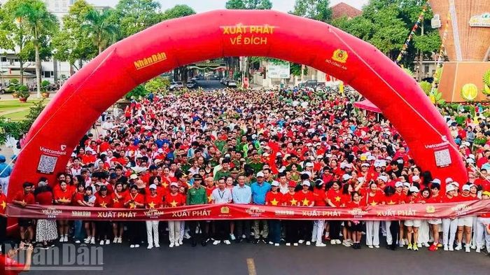 Các đồng chí lãnh đạo tỉnh Đắk Lắk và đông đảo nhân dân tại điểm xuất phát. (Ảnh: CTV)