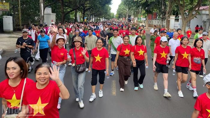 Hàng nghìn người dân Đắk Lắk đi bộ "Cùng Việt Nam tiến bước" năm 2026 trên những tuyến đường rợp mát cây xanh giữa lòng phường Buôn Ma Thuột. (Ảnh: Công Lý)