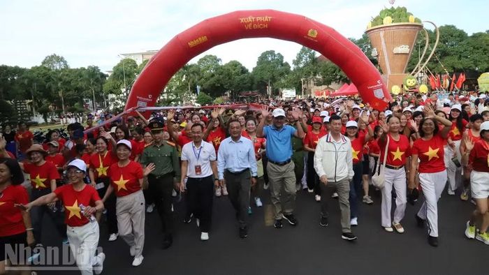 Các đồng chí lãnh đạo tỉnh Đắk Lắk cùng đông đảo Nhân dân đi bộ trong chương trình "Cùng Việt Nam tiến bước năm 2026". (Ảnh: Công Lý)
