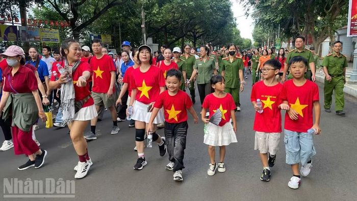 Các cháu nhỏ tham gia đi bộ. (Ảnh: Công Lý)