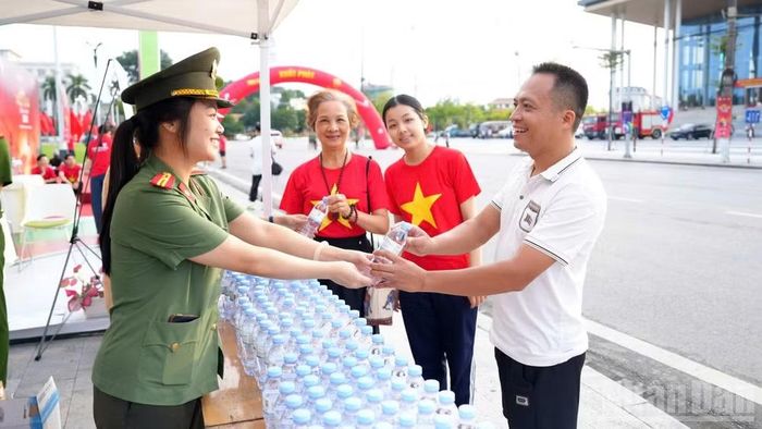 Lực lượng công an tiếp nước cho mọi người tham gia chương trình.