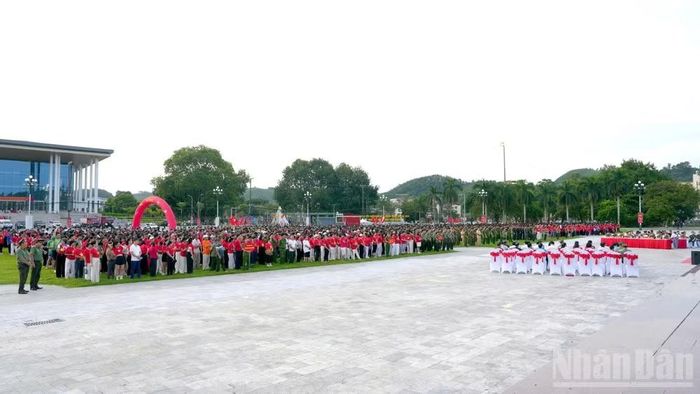 Tại trung tâm tỉnh Lào Cai, hơn 6.000 người cùng có mặt tham gia sự kiện “Cùng Việt Nam tiến bước” năm 2026.