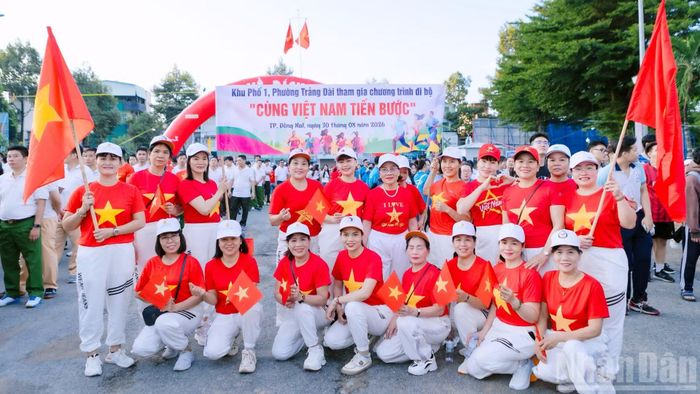 Người dân khu phố 1, phường Trảng Dài tham gia chương trình tại điểm cầu cấp thành phố.