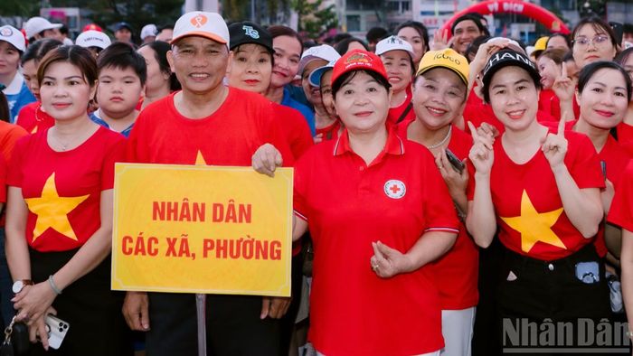 Người dân một số phường trung tâm tham gia tại điểm Trung tâm Huấn luyện và thi đấu thể thao Đồng Nai.