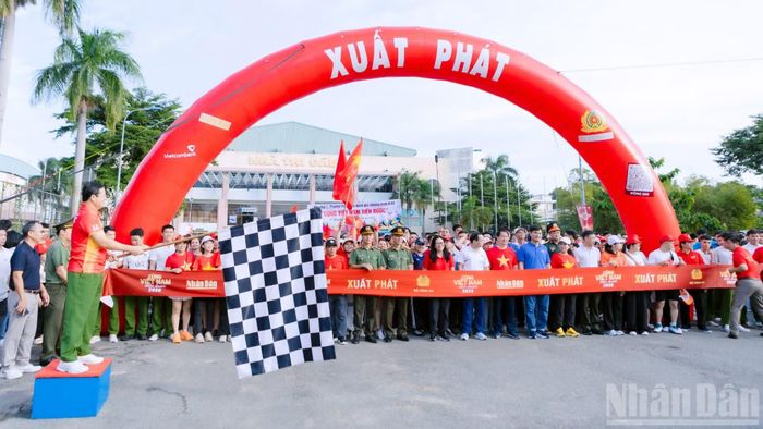 Đại tá Trần Anh Sơn, Phó Giám đốc Công an thành phố Đồng Nai phát lệnh xuất phát.