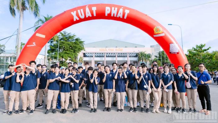 Học sinh ở Đồng Nai hào hứng tham gia chương trình đi bộ "Cùng Việt Nam tiến bước".