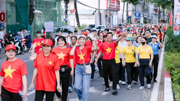 Theo thống kê có hơn 30 nghìn người dân Đồng Nai hưởng ứng tham gia chương trình đi bộ "Cùng Việt Nam tiến bước".