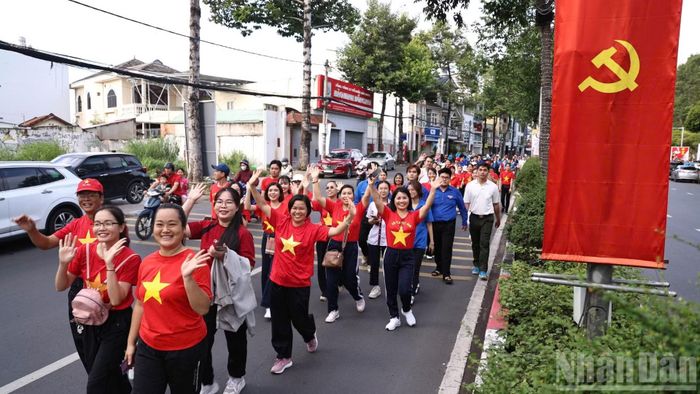 Người dân phấn khởi tham gia đi bộ﻿ trên đường Nguyễn Ái Quốc.