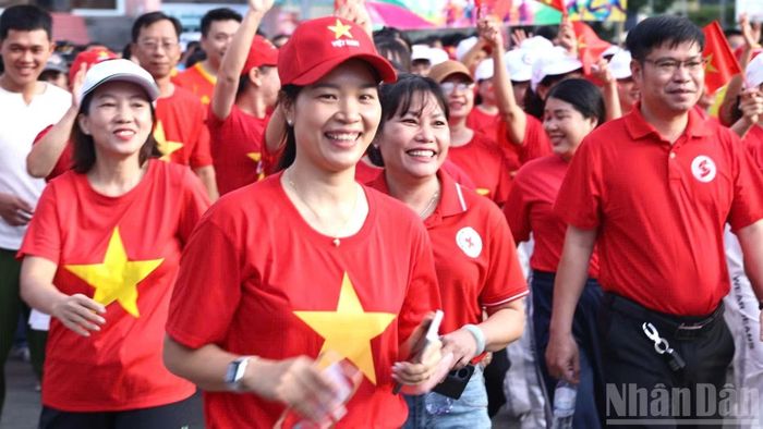 Cán bộ thành phố Đồng Nai háo hức tham gia đi bộ.