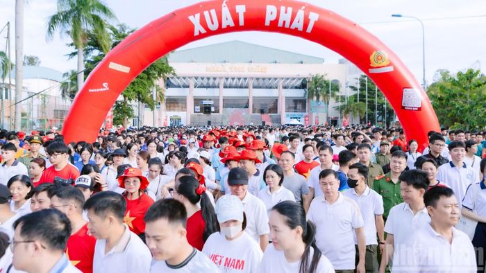 Tại điểm Trung tâm Huấn luyện và Thi đấu thể thao thành phố Đồng Nai, hơn 4.000 người tham gia chương trình "Cùng Việt Nam tiến bước".