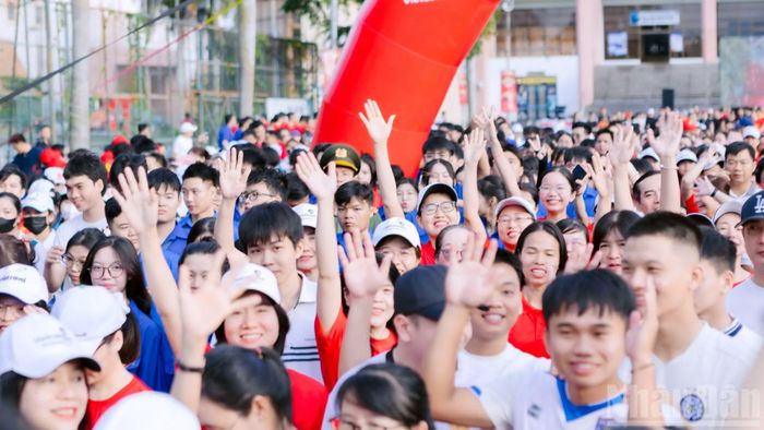 Tham gia chương trình tạo không khí vui tươi, phấn khởi với người dân ở Đồng Nai.