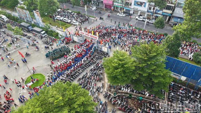 Hàng nghìn người dân xuất phát lộ trình di chuyển từ cổng Trung tâm Huấn luyện và Thi đấu thể thao thành phố Đồng Nai, rẽ phải trên tuyến đường Nguyễn Ái Quốc đến ngã tư đèn tín hiệu giao thông (cổng 2). Sau đó, rẽ trái di chuyển về địa điểm xuất phát.
