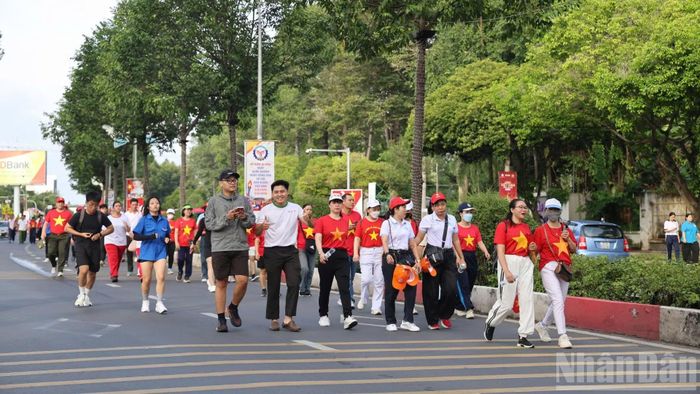 Sau 2km lộ trình trên đường Nguyễn Ái Quốc những người dân đầu tiên về đích.