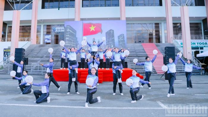 Tiết mục văn nghệ vui tươi tại điểm cầu cấp thành phố Đồng Nai trước khi tiếp sóng chương trình điểm cầu chính tại Thủ đô Hà Nội.