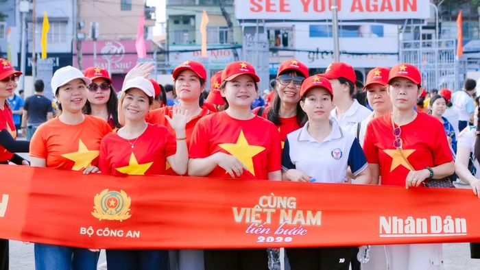 Người dân phấn khởi tham gia chương trình.