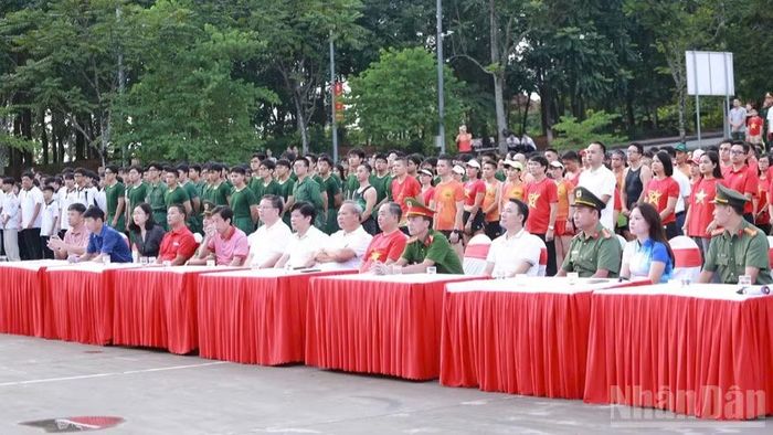 Các đại biểu tham dự chương trình tại điểm cầu Trường đại học Hùng Vương.
