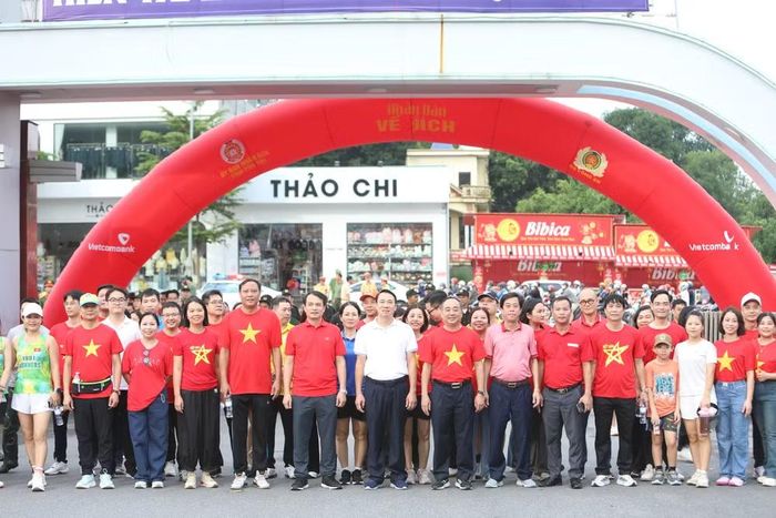 Sau khi di chuyển quãng đường khoảng 2km, các đại biểu và người dân đã hoàn thành Chương trình đi bộ "Cùng Việt Nam tiến bước".